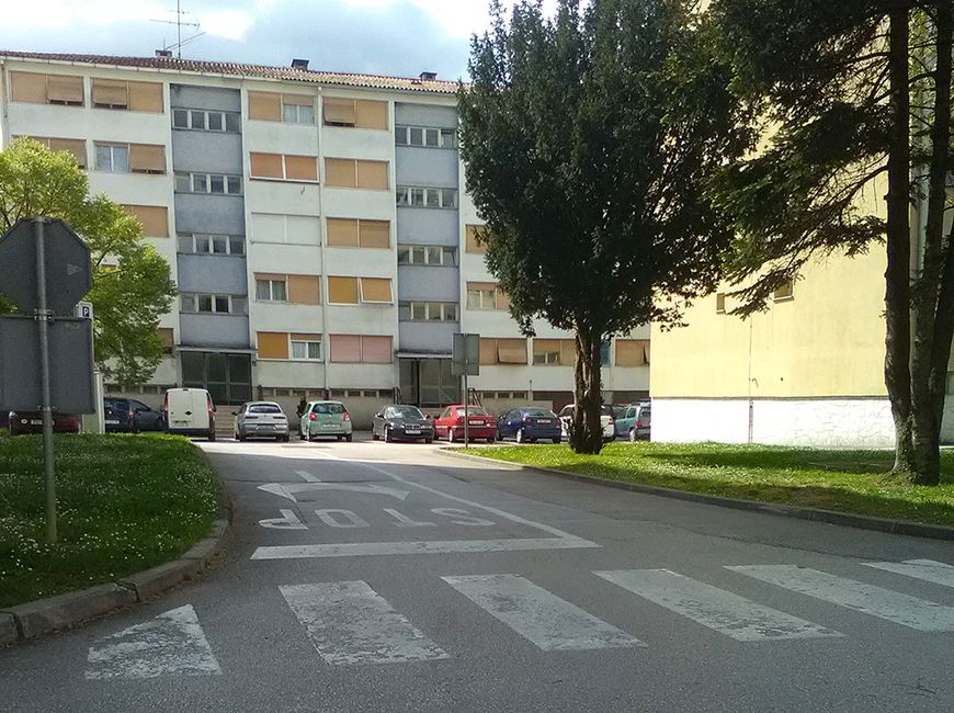 Ulaz s Muntriljske ulice, parkirni automat je djelomično prekriven prometnim znakom, tvrde u Usluzi (foto: Čitatelj)