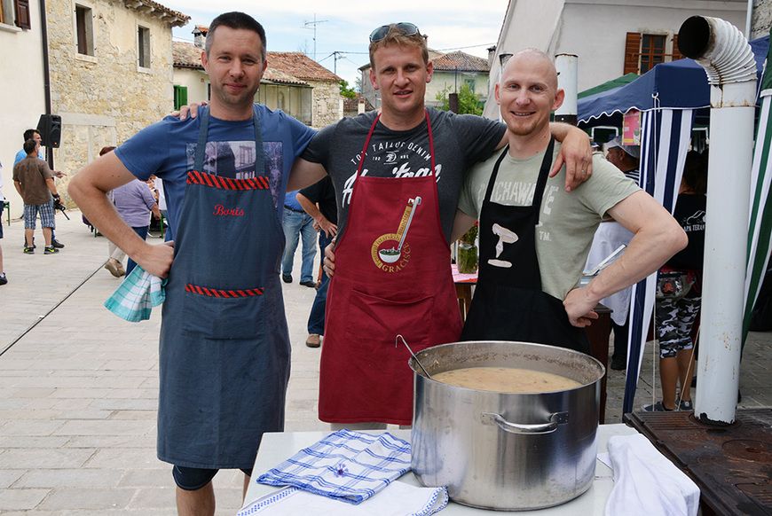 Poljanci s maneštrom od mladega kapuza