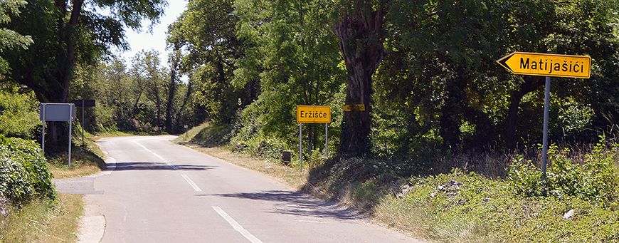 Ploča na ulazu u selo iz smjera Kršana poštuje tradicionalnu granicu